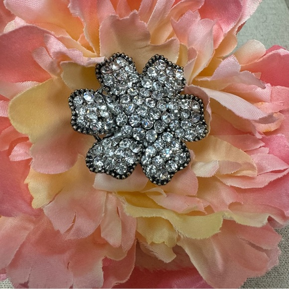Jewelry - Rhinestone Stretch Flower Ring
